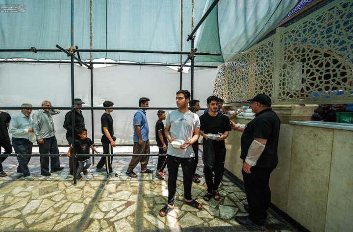 تقرير مصور/ احد مواقع الخدمية للعتبة العلويّة تقدّم أكثر من 18 ألف وجبة يوميًا لزوّار الأربعين