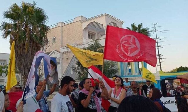 تجمع اعتراضی تونسی‌ها مقابل سفارت لبنان در مخالفت با خلع سلاح حزب‌الله