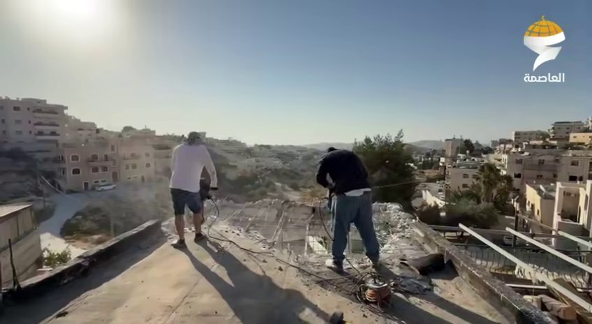 Israeli occupation authority forces two Al-Quds citizens to raze homes, displacing their families