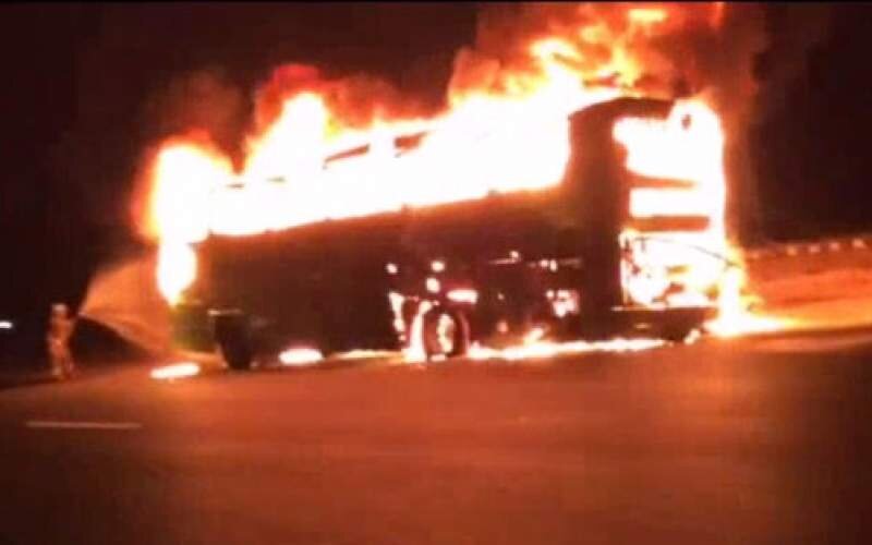 اتوبوس حامل زائران ایرانی در عراق طعمه حریق شد + ویدیو