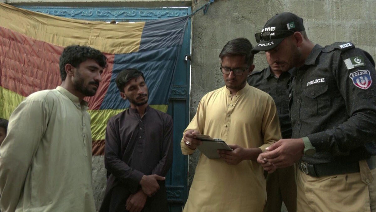 مهاجران شیعه افغانستانی در پاکستان از بدرفتاری نیروهای پلیس آن کشور شکایت دارند