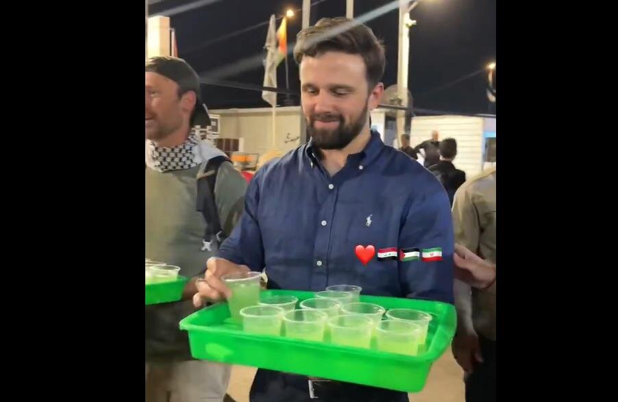 فيديو | الناشط الأمريكي جاكسون هينكل يوزع عصائر في كربلاء المقدسة