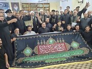 قافلة الخدام الرضوية؛ ترفع شعار وحدة الشعبين الإيراني والعراقي بتكريم أصحاب المواکب العراقیین