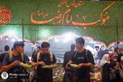 خدام العتبة الرضویة المقدسة يقدمون طعام الأربعين على حدود مهران