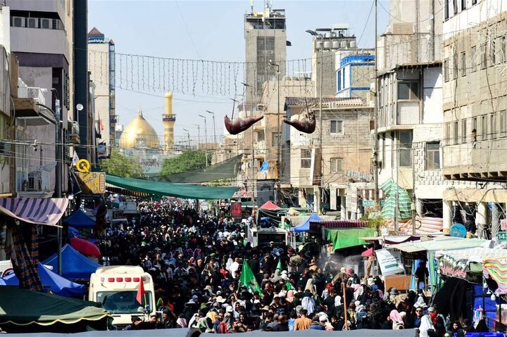 تقرير مصور/ زوار الأربعين يواصلون سيرهم رغم ارتفاع درجات الحرارة في العراق