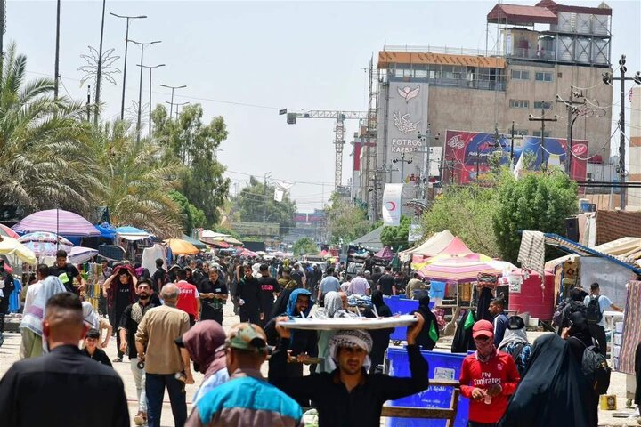 تقرير مصور/ زوار الأربعين يواصلون سيرهم رغم ارتفاع درجات الحرارة في العراق