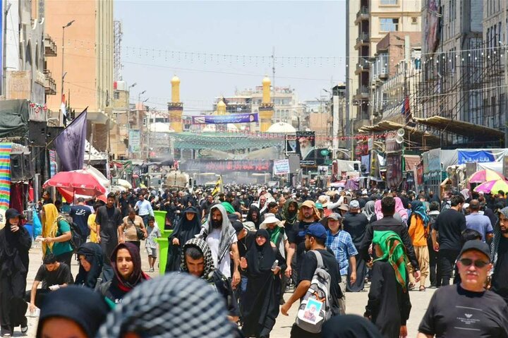 تقرير مصور/ زوار الأربعين يواصلون سيرهم رغم ارتفاع درجات الحرارة في العراق