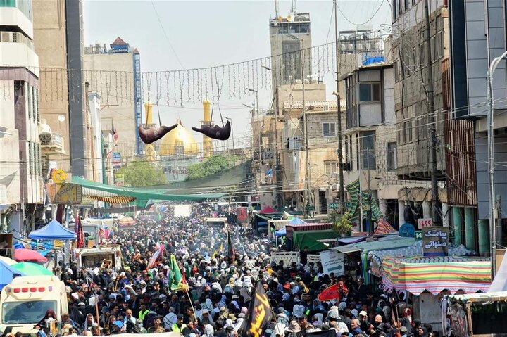 تقرير مصور/ زوار الأربعين يواصلون سيرهم رغم ارتفاع درجات الحرارة في العراق