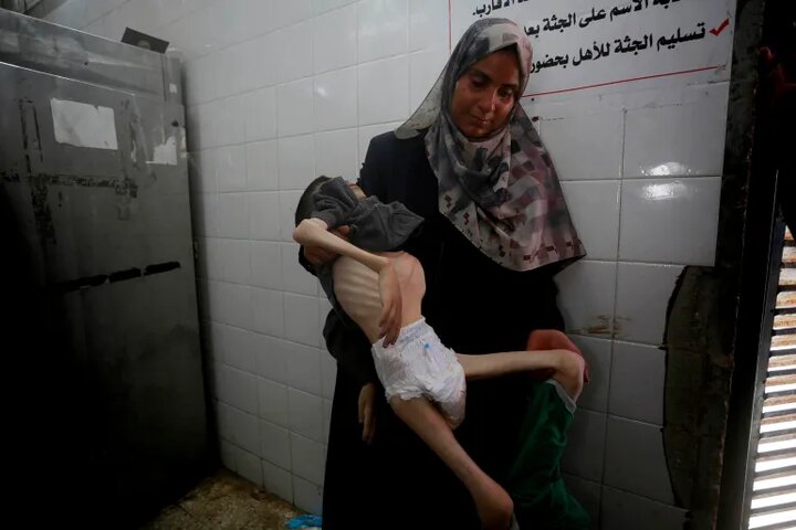 تقرير مصور/ أطفال غزة يموت بين أذرع أمهاتهم على مرأى من العالم