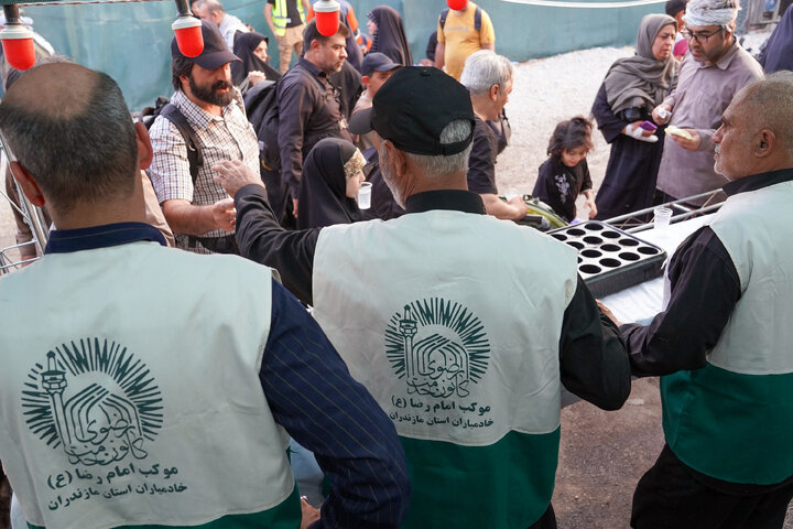 تقرير مصور/ موكب الخدام الرضويون في محافظة مازندران يقدم الخدمات لزوار الأربعين على منفذ مهران الحدودي