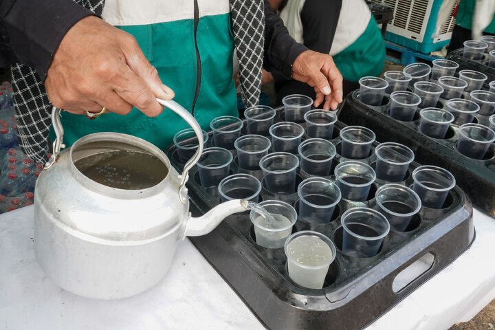 تقرير مصور/ موكب الخدام الرضويون في محافظة مازندران يقدم الخدمات لزوار الأربعين على منفذ مهران الحدودي