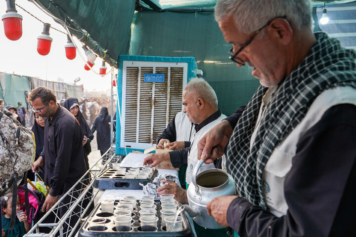 تقرير مصور/ موكب الخدام الرضويون في محافظة مازندران يقدم الخدمات لزوار الأربعين على منفذ مهران الحدودي