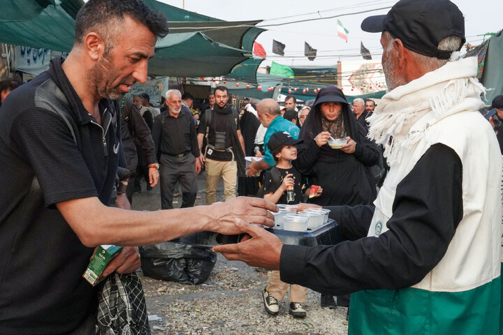 تقرير مصور/ موكب الخدام الرضويون في محافظة مازندران يقدم الخدمات لزوار الأربعين على منفذ مهران الحدودي