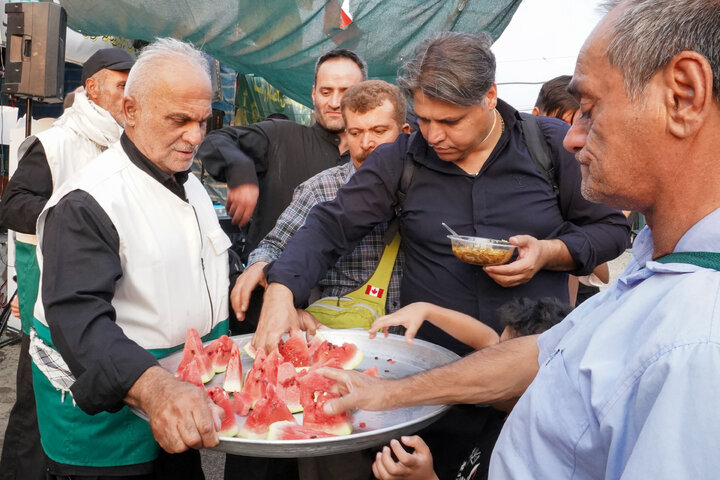 تقرير مصور/ موكب الخدام الرضويون في محافظة مازندران يقدم الخدمات لزوار الأربعين على منفذ مهران الحدودي