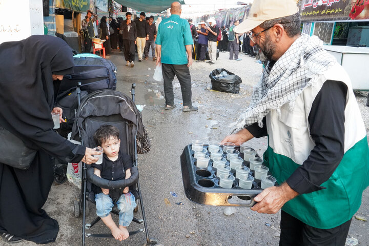تقرير مصور/ موكب الخدام الرضويون في محافظة مازندران يقدم الخدمات لزوار الأربعين على منفذ مهران الحدودي