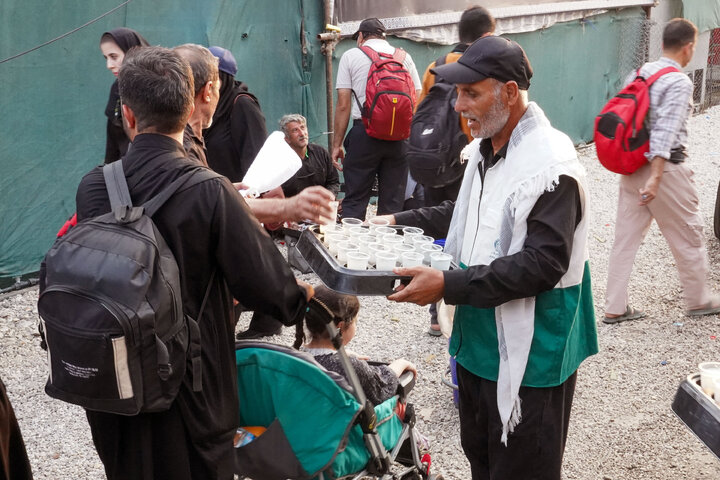 تقرير مصور/ موكب الخدام الرضويون في محافظة مازندران يقدم الخدمات لزوار الأربعين على منفذ مهران الحدودي