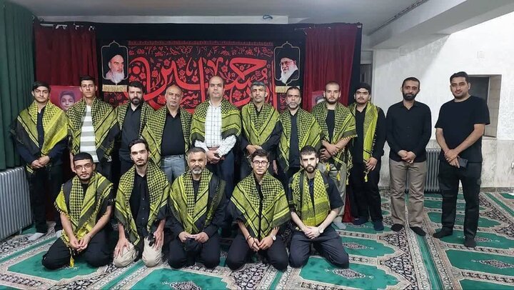 موكب خدمة جامعة الإمام الرضا (ع) في أیام الأربعین یشارک موكب جامعة البصرة تقدیم الخدمة