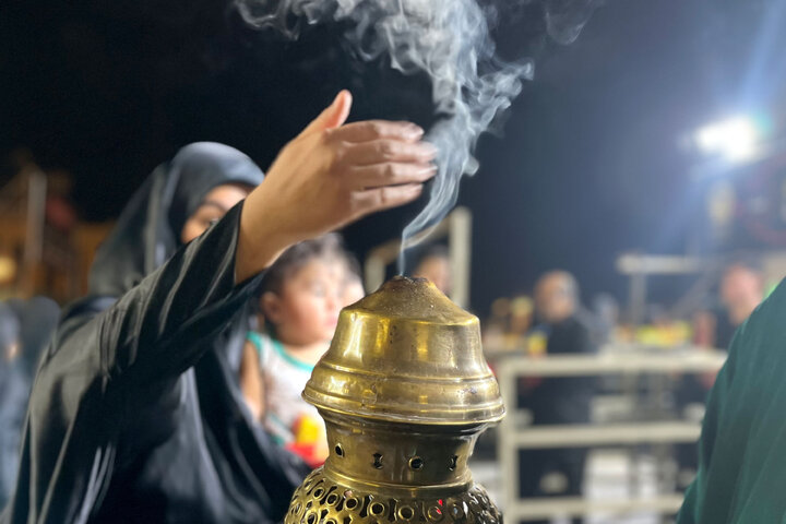 تقرير مصور/ موکب العتبة الرضوية المقدسة يقدم الخدمات لزوار الإمام الحسين(ع) في النجف الأشرف