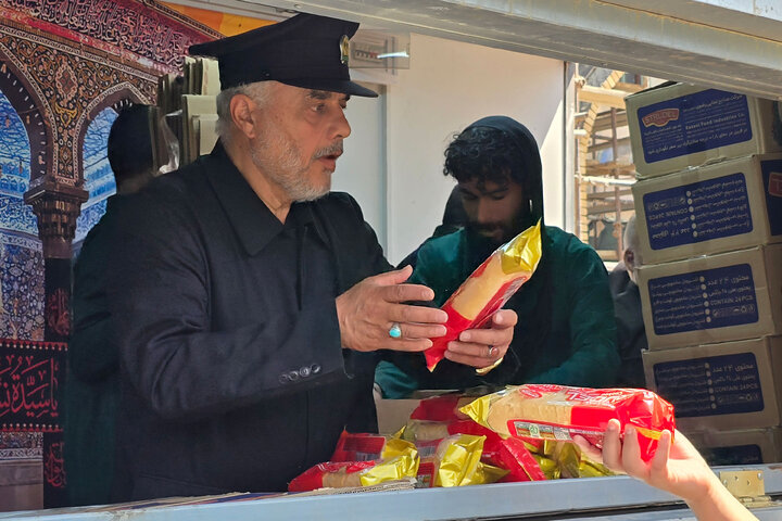 تقرير مصور/ موکب العتبة الرضوية المقدسة يقدم الخدمات لزوار الإمام الحسين(ع) في النجف الأشرف