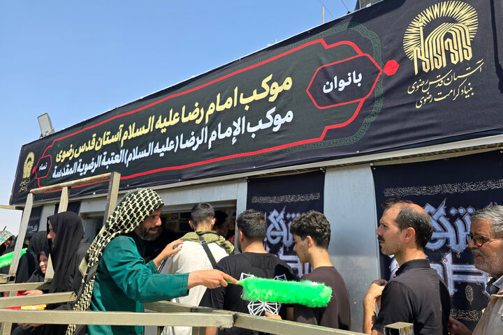 تقرير مصور/ موکب العتبة الرضوية المقدسة يقدم الخدمات لزوار الإمام الحسين(ع) في النجف الأشرف
