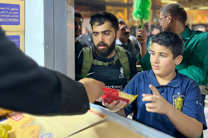تقرير مصور/ موکب العتبة الرضوية المقدسة يقدم الخدمات لزوار الإمام الحسين(ع) في النجف الأشرف