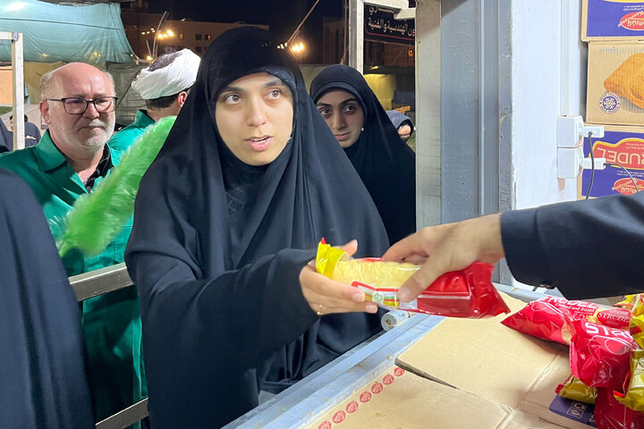 تقرير مصور/ موکب العتبة الرضوية المقدسة يقدم الخدمات لزوار الإمام الحسين(ع) في النجف الأشرف