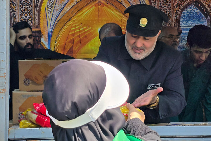 تقرير مصور/ موکب العتبة الرضوية المقدسة يقدم الخدمات لزوار الإمام الحسين(ع) في النجف الأشرف