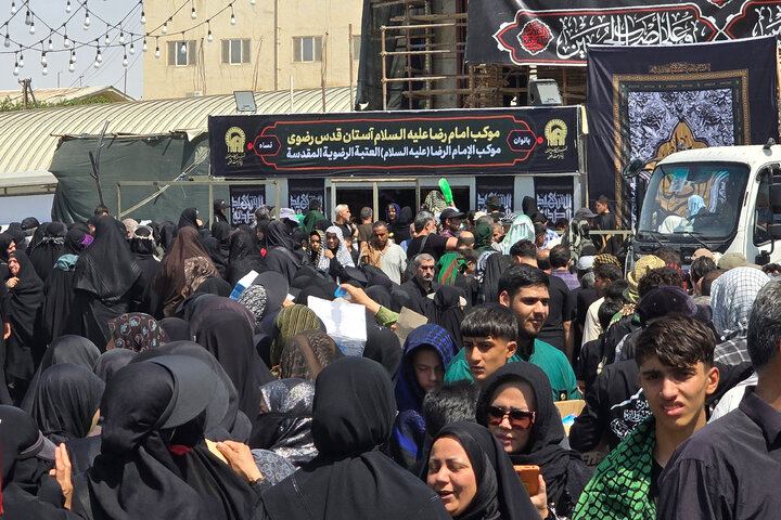تقرير مصور/ موکب العتبة الرضوية المقدسة يقدم الخدمات لزوار الإمام الحسين(ع) في النجف الأشرف
