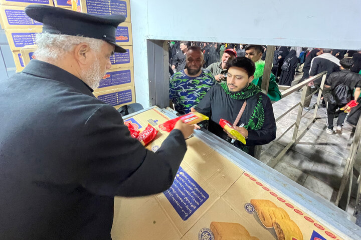 تقرير مصور/ موکب العتبة الرضوية المقدسة يقدم الخدمات لزوار الإمام الحسين(ع) في النجف الأشرف