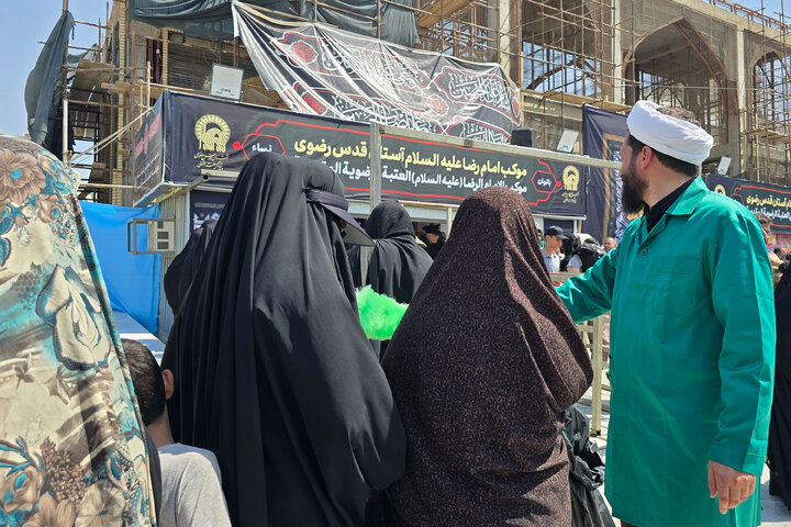 تقرير مصور/ موکب العتبة الرضوية المقدسة يقدم الخدمات لزوار الإمام الحسين(ع) في النجف الأشرف