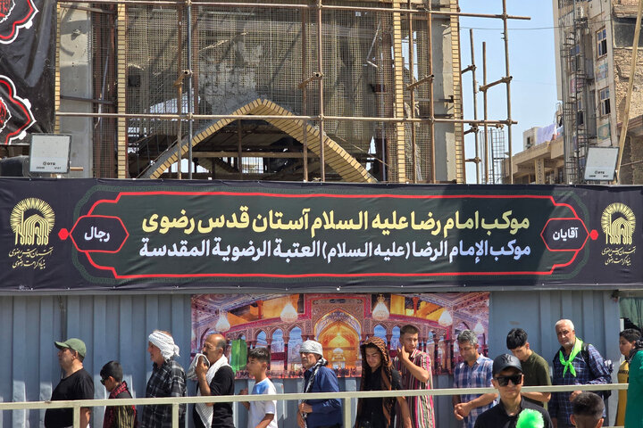 تقرير مصور/ موکب العتبة الرضوية المقدسة يقدم الخدمات لزوار الإمام الحسين(ع) في النجف الأشرف