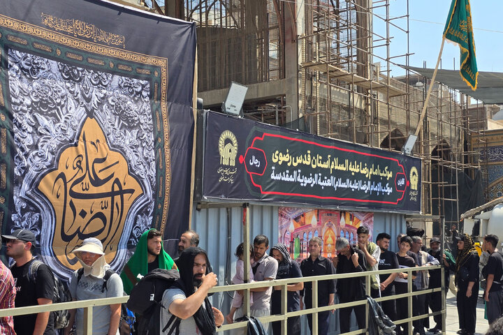 تقرير مصور/ موکب العتبة الرضوية المقدسة يقدم الخدمات لزوار الإمام الحسين(ع) في النجف الأشرف