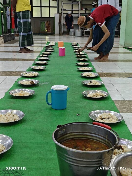 ဒေါပုံမြို့နယ် နွယ်အေး စွန္နီ ဂျာမေအ် ဗလီကြီး ၏ မဒရ်စာ အဗ်ဒိုလ်မသီးန် ကျောင်းသားများ နှင့် ဆရာများ ၏ ထမင်း တနပ်စား မြင်ကွင်း  ။ ။ Photos