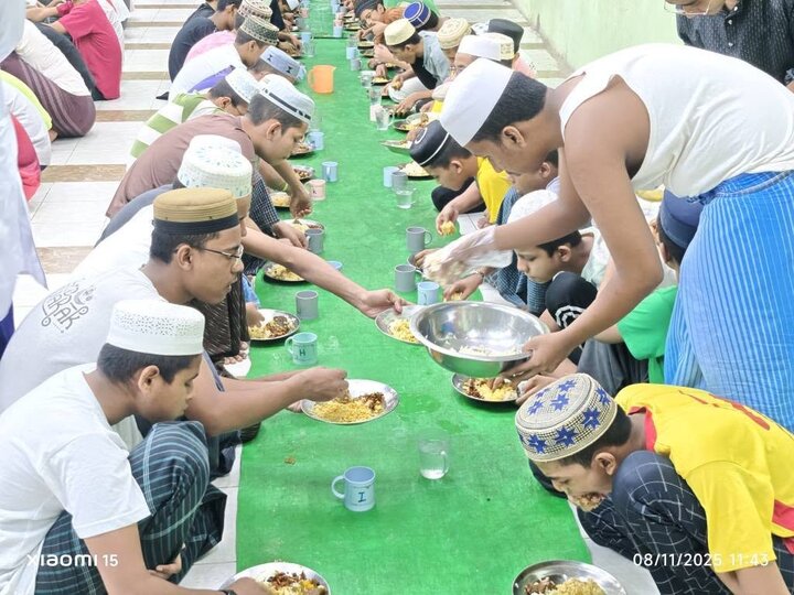 ဒေါပုံမြို့နယ် နွယ်အေး စွန္နီ ဂျာမေအ် ဗလီကြီး ၏ မဒရ်စာ အဗ်ဒိုလ်မသီးန် ကျောင်းသားများ နှင့် ဆရာများ ၏ ထမင်း တနပ်စား မြင်ကွင်း  ။ ။ Photos
