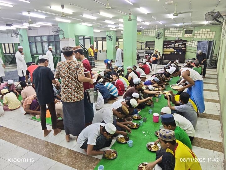 ဒေါပုံမြို့နယ် နွယ်အေး စွန္နီ ဂျာမေအ် ဗလီကြီး ၏ မဒရ်စာ အဗ်ဒိုလ်မသီးန် ကျောင်းသားများ နှင့် ဆရာများ ၏ ထမင်း တနပ်စား မြင်ကွင်း  ။ ။ Photos
