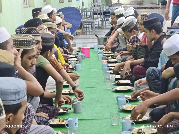 ဒေါပုံမြို့နယ် နွယ်အေး စွန္နီ ဂျာမေအ် ဗလီကြီး ၏ မဒရ်စာ အဗ်ဒိုလ်မသီးန် ကျောင်းသားများ နှင့် ဆရာများ ၏ ထမင်း တနပ်စား မြင်ကွင်း  ။ ။ Photos