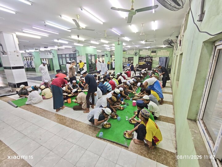 ဒေါပုံမြို့နယ် နွယ်အေး စွန္နီ ဂျာမေအ် ဗလီကြီး ၏ မဒရ်စာ အဗ်ဒိုလ်မသီးန် ကျောင်းသားများ နှင့် ဆရာများ ၏ ထမင်း တနပ်စား မြင်ကွင်း  ။ ။ Photos