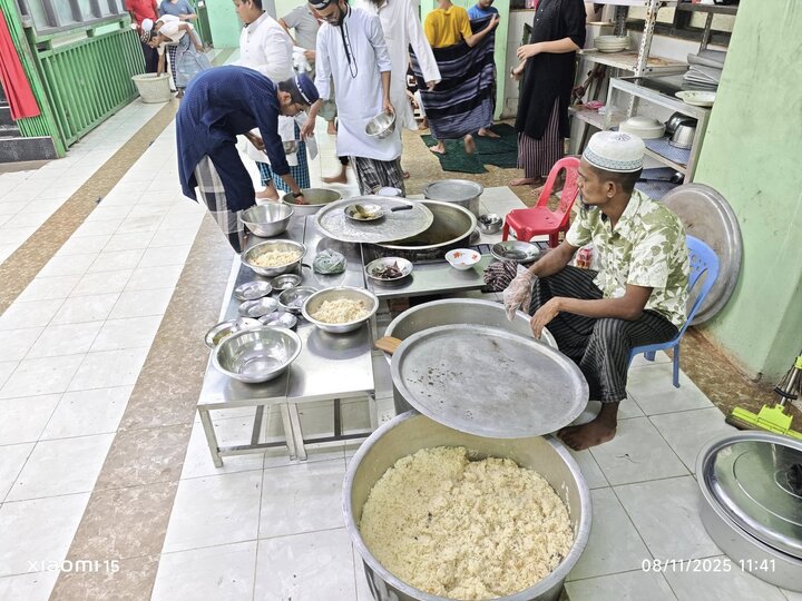 ဒေါပုံမြို့နယ် နွယ်အေး စွန္နီ ဂျာမေအ် ဗလီကြီး ၏ မဒရ်စာ အဗ်ဒိုလ်မသီးန် ကျောင်းသားများ နှင့် ဆရာများ ၏ ထမင်း တနပ်စား မြင်ကွင်း  ။ ။ Photos