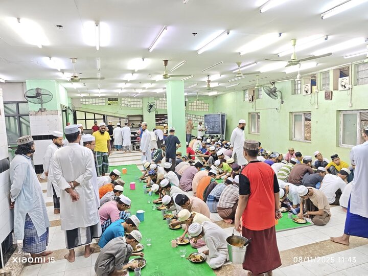 ဒေါပုံမြို့နယ် နွယ်အေး စွန္နီ ဂျာမေအ် ဗလီကြီး ၏ မဒရ်စာ အဗ်ဒိုလ်မသီးန် ကျောင်းသားများ နှင့် ဆရာများ ၏ ထမင်း တနပ်စား မြင်ကွင်း  ။ ။ Photos