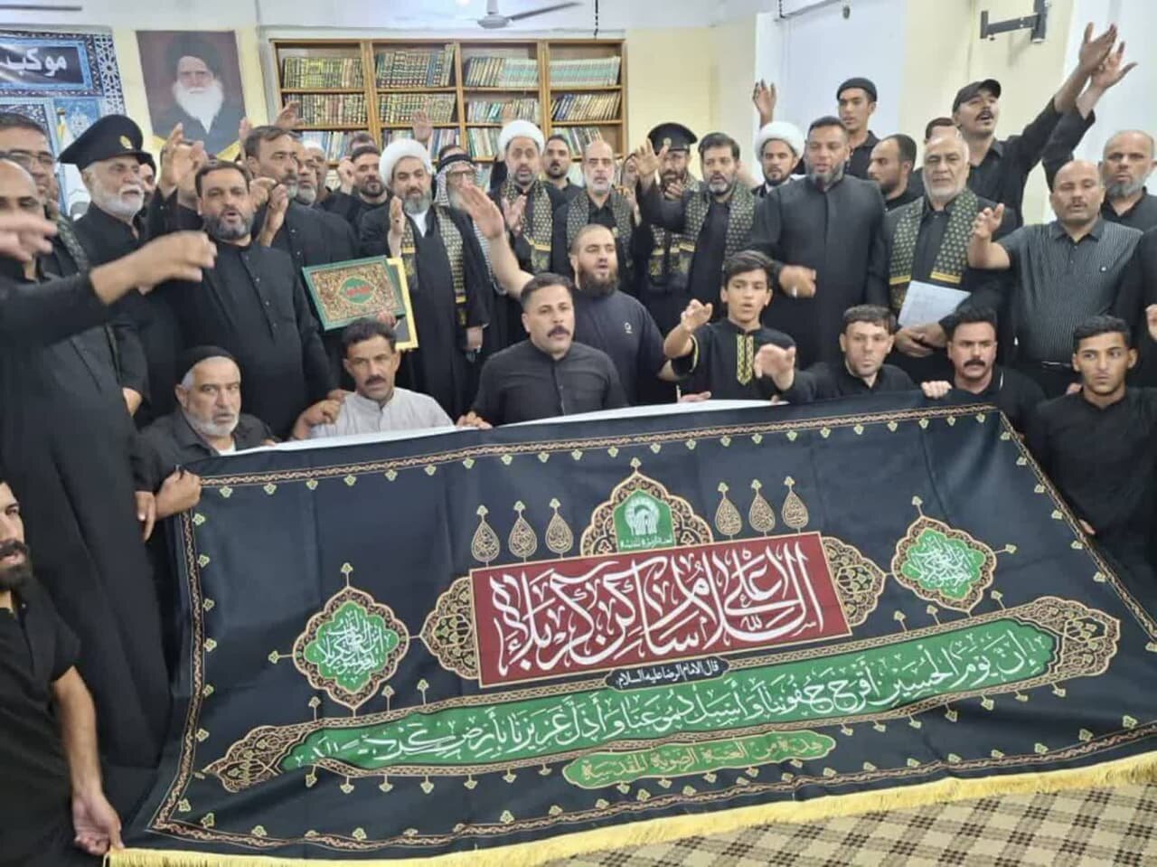 قافلة الخدام الرضوية؛ ترفع شعار وحدة الشعبين الإيراني والعراقي بتكريم أصحاب المواکب العراقیین