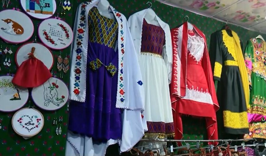 ویدیو | عدم حمایت طالبان از صنایع دستی بانوان افغانستان