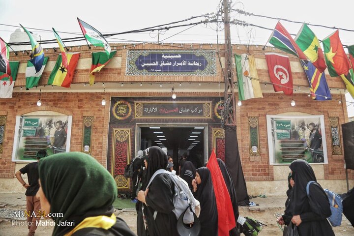 تقرير مصور/ عبير القارة السمراء في درب العشق؛ موكب عشّاق الحسين (ع) يستقبل زوّار الأربعين عند العمود ٣٧٩