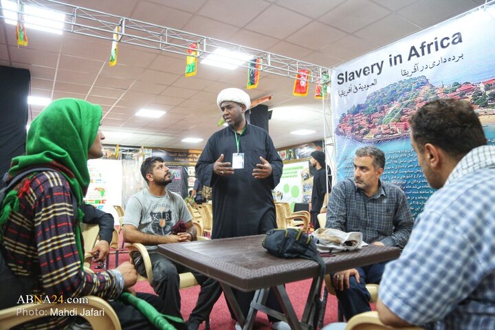 تقرير مصور/ عبير القارة السمراء في درب العشق؛ موكب عشّاق الحسين (ع) يستقبل زوّار الأربعين عند العمود ٣٧٩