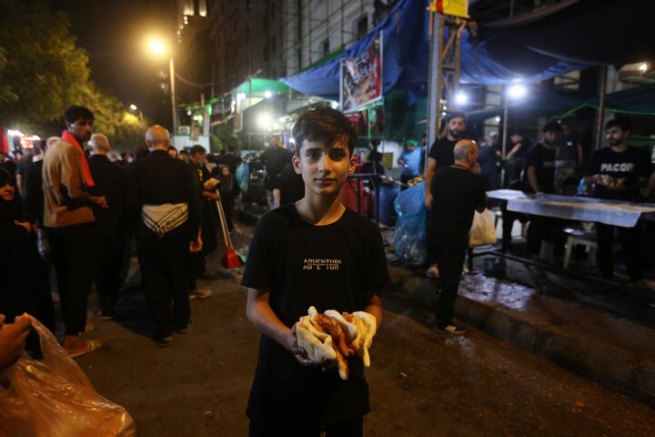 تقرير مصور/ مواكب كربلاء تبذل الطعام والشراب لزوار الأربعين الحسيني على مدار الساعة