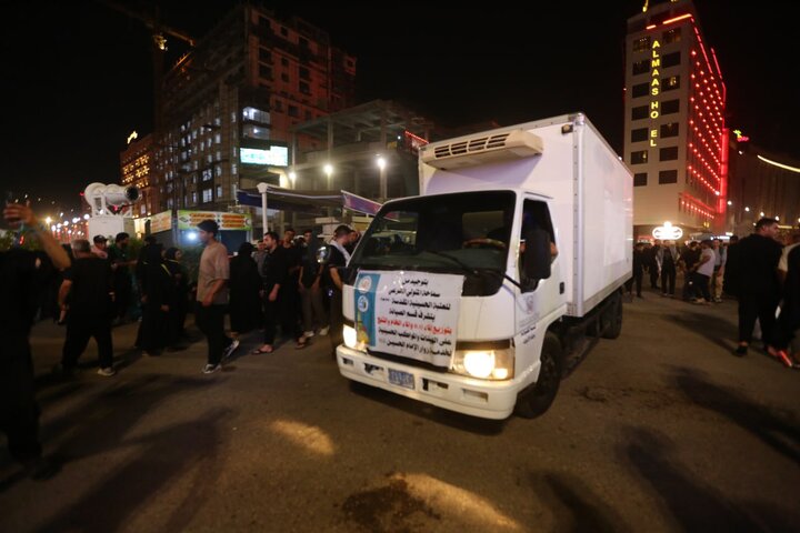 تقرير مصور/ مواكب كربلاء تبذل الطعام والشراب لزوار الأربعين الحسيني على مدار الساعة