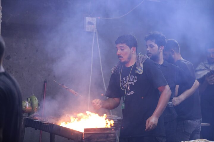 تقرير مصور/ مواكب كربلاء تبذل الطعام والشراب لزوار الأربعين الحسيني على مدار الساعة