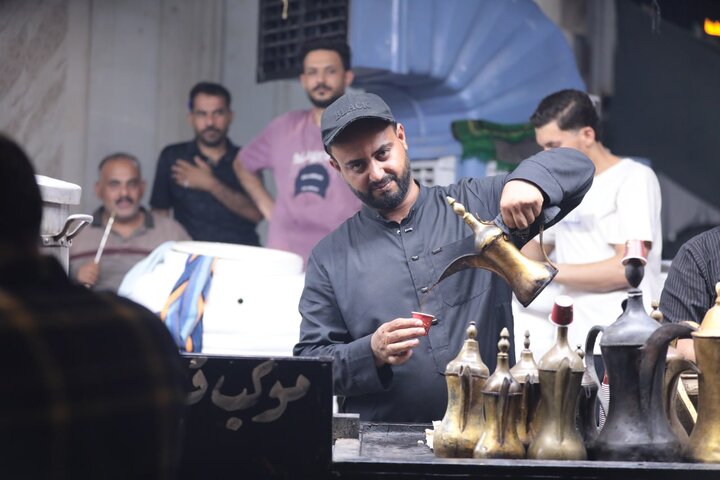 تقرير مصور/ مواكب كربلاء تبذل الطعام والشراب لزوار الأربعين الحسيني على مدار الساعة