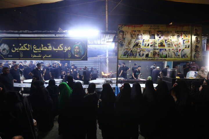 تقرير مصور/ مواكب كربلاء تبذل الطعام والشراب لزوار الأربعين الحسيني على مدار الساعة