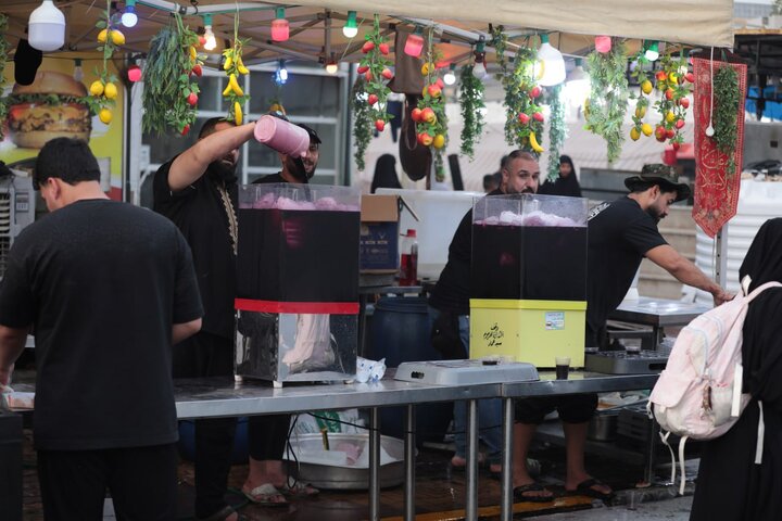 تقرير مصور/ مواكب كربلاء تبذل الطعام والشراب لزوار الأربعين الحسيني على مدار الساعة