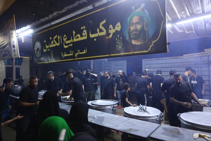 تقرير مصور/ مواكب كربلاء تبذل الطعام والشراب لزوار الأربعين الحسيني على مدار الساعة